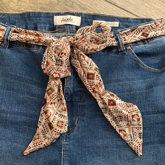 NWOT… Women’s Jeans Shorts with Size 24W - Picture 2 of 7